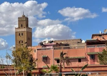 استقبال الكوكب في ملعب سيدي يوسف بن علي يحول اسطح عمارات لمدرجات