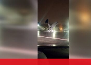 انقلاب طائرة في البرتغال بسبب الرياح القوية