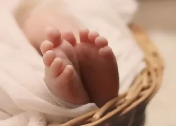 أول رضيع في العالم يتعافى من مرض مميت بعلاج جيني غير مسبوق!