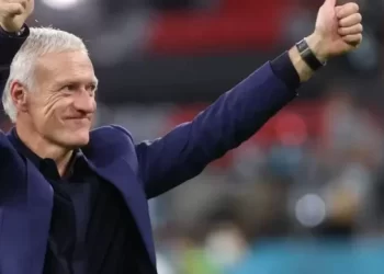 بعد موقفه من لاعبين جزائريين.. اتهامات لمدرب “الديوك” بالعنصرية وتحرك عاجل من الاتحاد الفرنسي