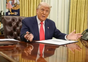 ترامب يوجه بإلغاء عقود وكالات الأنباء العالمية