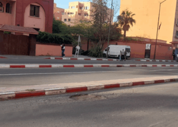 رغم ظهورها في موقع مهم.. حفر كبيرة تعرقل السير بقلب جليز بمراكش + فيديو