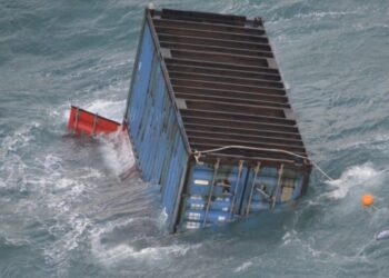 البحرية الملكية تُحذّر من حاويتين تجاريتين منجرفتين في عرض سواحل طنجة