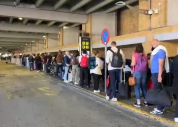 بالڤيديو.. انقطاع الكهرباء يشل حركة القطارات والمطارات الإسبانية