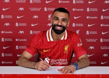 ليفربول يعلن تجديد عقد نجمه المصري محمد صلاح لموسمين إضافيين