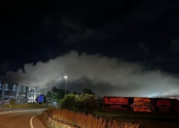 سحابة سامة تحبس 150 ألف شخص في منازلهم في إسبانيا