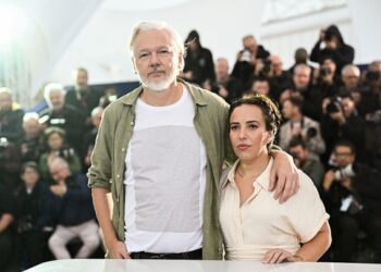 مهرجان “كان”.. أسانج يرتدي قميصا عليه أسماء نحو 5 آلاف طفل قتلوا في غزة