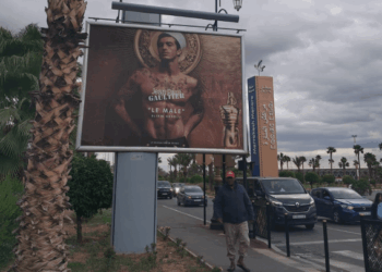 من المسؤول عن الترخيص لإشهار يحمل رموز المثلية الجنسية بالشارع العام بمراكش؟