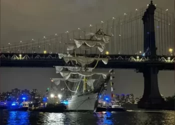 سفينة مكسيكية تصطدم بجسر بروكلين وتخلّف إصابات