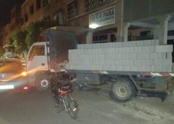 بالصور.. سلطات المسيرة تتصدى لبناء طابق علوي بدون ترخيص ليلا