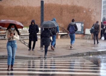 أمطار رعدية قوية ورياح مرتقبة بعدة مناطق