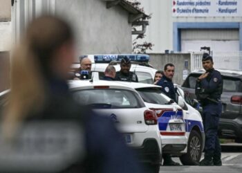 فرنسا.. مقتل مشرفة تدريس طعنا بالسكين على يد تلميذ أمام إعدادية