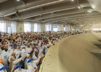 في آخر أيام الحج.. ضيوف الرحمن يرمون الجمرات الثلاث