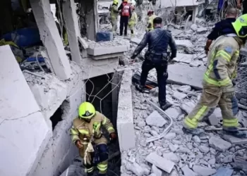 صاروخ إيراني يتسبب في تدمير ملاجئ في بيتاح تيكفا وسط إسرائيل