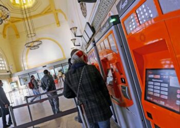 وداعاً للطوابير.. 33 محطة قطار تستقبل جيلا جديدا من آلات التذاكر الأوتوماتيكية