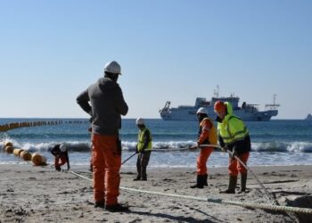 بريطانيا تعلن التراجع عن دعم مشروع الربط الكهربائي مع المغرب