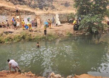 أشغال تهيئة تغلق المسابح البلدية بفاس ووديان ملوثة تستقبل حشود الأطفال