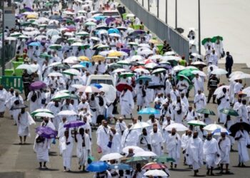 الحجاج يتوافدون إلى مكة وسط تدابير مشددة ودرجات حرارة مرتفعة