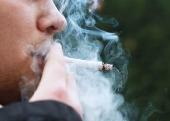فرنسا تُصعّد حملتها ضد التدخين.. وتعلن تدابير جديدة