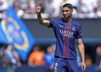 بعد سحق ريال مدريد.. أشرف حكيمي يهدي قميصه لأسطورة “الملكي”