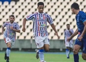 “طائرة ورقية” تتسبب في حادث مرعب خلال مباراة كرة قدم 