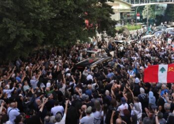 لبنان يودع زياد الرحباني… ومحبوه يواكبون نقل جثمانه بأغنياته