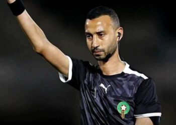 توقيف حكم مباراة الرجاء الرياضي والجيش الملكي لمباراتين