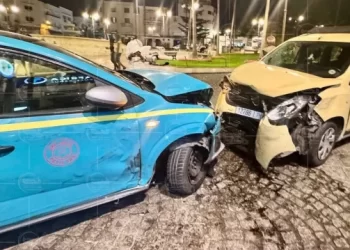 اصطدام عنيف بين سيارتي أجرة يرسل 7 أشخاص للمستعجلات