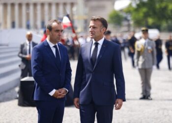 رئيس الحكومة الفرنسي المكلّف يتسلم مهامه في يوم الاحتجاجات