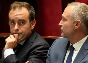 الحكومة الفرنسية على حافة الانهيار