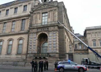 توقيف رجلين على خلفية سرقة متحف اللوفر