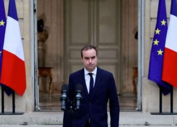 ماكرون يعيد تعيين لوكورنو رئيسا للوزراء وكلفه بتشكيل حكومة جديدة