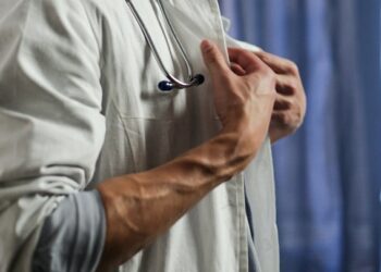 تهديد طبيب لوزارة الصحة للإفراج عن زملائه يثير انتقادات واسعة