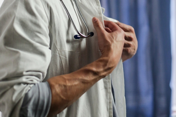 تهديد طبيب لوزارة الصحة للإفراج عن زملائه يثير انتقادات واسعة