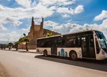 عقود “ملغومة” وشركة “وسيطة” تغضب مستخدمي النقل الحضري بفاس