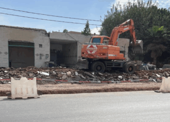 هدم أشهر محلات الشواء بالشريفية من اجل توسعة الطريق + صور