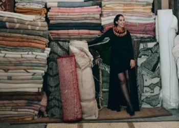 سحر مراكش يرافق منال بنشليخة في جلسة تصوير لمجلة «فوغ عربية»