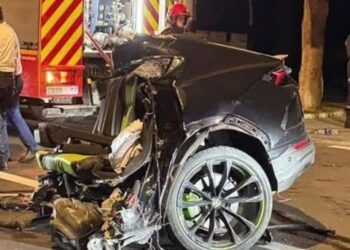 مصرع شابين نتيجة اصطدام عنيف بين سيارة وشجرة بالبيضاء