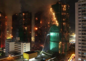 ارتفاع حصيلة حريق مجمع سكني في هونغ كونغ إلى 55 قتيلاً
