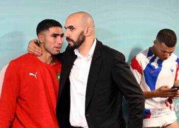 الركراكي يطمئن الجماهير.. جهود كبيرة لإعادة حكيمي إلى الملاعب