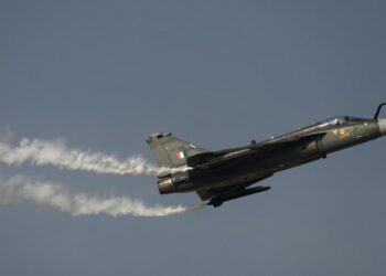 تحطم طائرة هندية أثناء عرض في معرض دبي للطيران