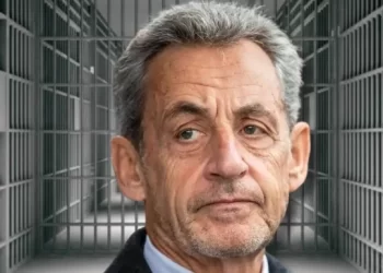 الرئيس الفرنسي الأسبق ساركوزي يخوض معركة البقاء على قيد الحياة داخل السجن