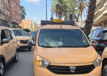 مهنيو سيارات الأجرة بمراكش يدقون ناقوس الخطر بسبب اختلالات خطيرة بالقطاع