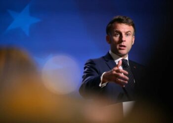 ماكرون يدعو أوروبا للحوار مع روسيا