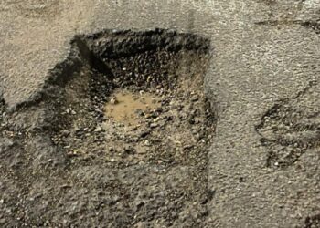 ظهور حفر في الطرق يتسبب في حوادث ويلحق أضرارا بسيارات مواطنين بمراكش