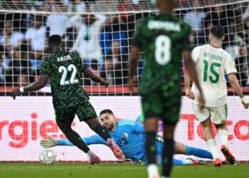 “الكاف” يحقق في اعتداء صحفيين جزائريين على صحفي مغربي بملعب مراكش