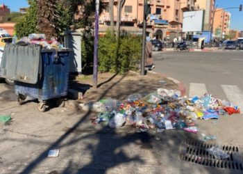 في عز العرس الإفريقي.. النفايات تشوه شارعا رئيسيا بمراكش أمام تقاعس الشركة المكلفة