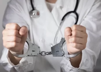 توقيف طبيب قدم وصفات طبية وهمية للاتجار غير المشروع في المؤثرات العقلية