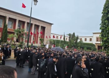 آلاف المحامون ينتفضون امام مقر البرلمان بالرباط + صور