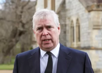 الأمير السابق أندرو شارك معلومات سرية مع إبستين